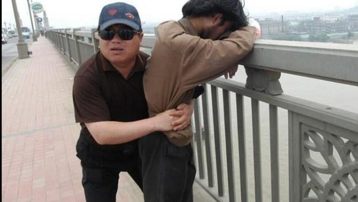 מדוע מפטרל האזרח צ'ן סי בן ה-52 על גשר נאנג'ינג בסין ?